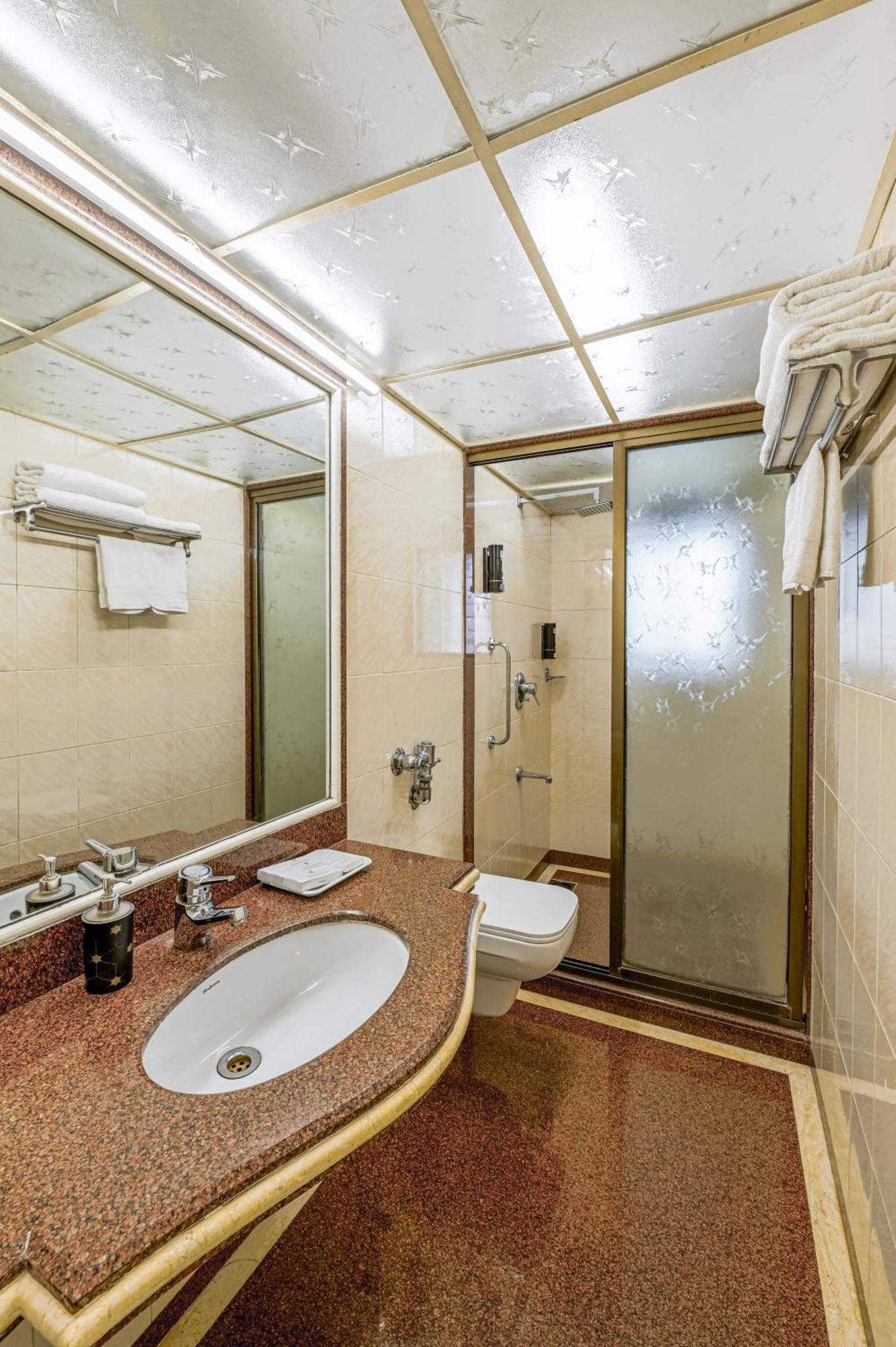 Regal Enclave Hotel Mumbai Exterior photo